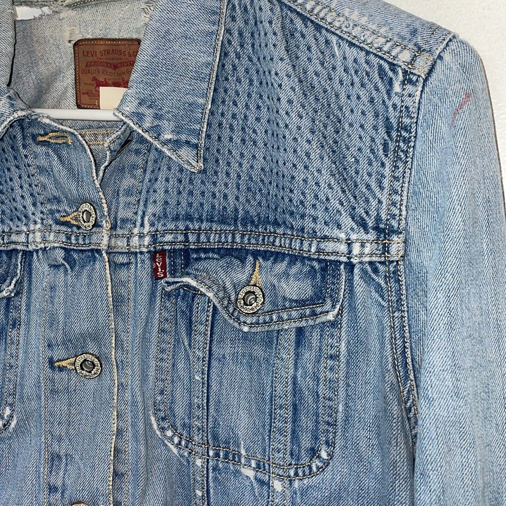 Levi’s distressed denim jean jacket with elbow patches and pockets - Picture 3 of 12